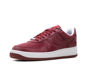 Tênis Nike Air Force 1 Low 'Kobe Bryant Forever Lower Merion Away' Vinho / Branco – vista 3/4 frontal