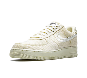 Tênis Nike Air Force 1 Low x Stussy 'Fossil' Bege – vista 3/4 frontal