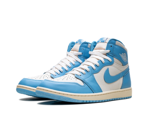 Tênis Nike Air Jordan 1 High OG Masculino 'UNC Reimagined' Azul / Branco – par de frente