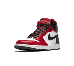 Tênis Nike Air Jordan 1 High Retro Feminino 'Satin Snake' Vermelho / Preto – vista 3/4 de frente