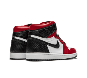 Tênis Nike Air Jordan 1 High Retro Feminino 'Satin Snake' Vermelho / Preto – par, vista traseira