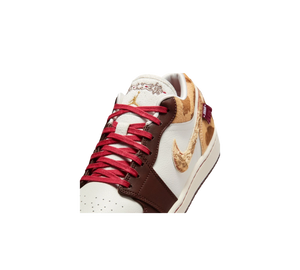 Tênis Nike Air Jordan 1 Low SE 'Year of the Horse' Marrom / Bege – detalhe do bico