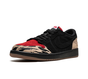 Tênis Nike Air Jordan 1 Low SP x SoleFly Masculino 'Carnivore' Preto / Vermelho – vista 3/4 de frente