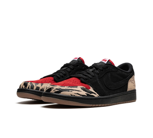 Tênis Nike Air Jordan 1 Low SP x SoleFly Masculino 'Carnivore' Preto / Vermelho – vista frontal do par