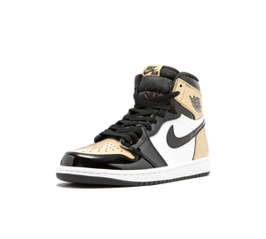 Tênis Nike Air Jordan 1 Retro High OG Masculino 'Gold Toe' Preto / Dourado – vista 3/4 de frente