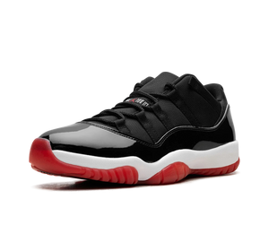 Tênis Nike Air Jordan 11 Retro Low 'Bred' Preto / Vermelho – vista 3/4 frontal