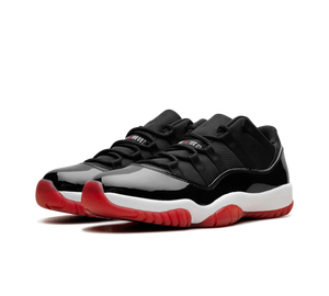 Tênis Nike Air Jordan 11 Retro Low 'Bred' Preto / Vermelho – par, vista frontal