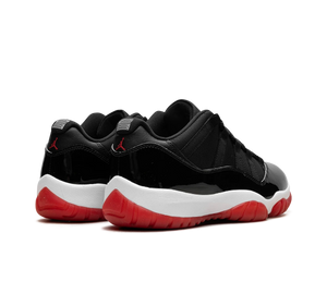 Tênis Nike Air Jordan 11 Retro Low 'Bred' Preto / Vermelho – par, vista traseira