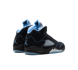 Tênis Nike Air Jordan 5 'Black University Blue (2026)' Preto / Azul Claro – par, vista traseira