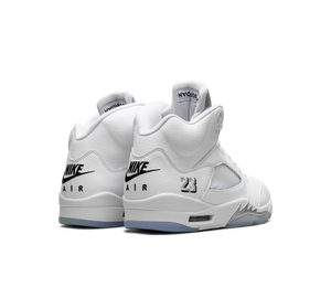 Tênis Nike Air Jordan 5 'White Metallic' Branco / Prata – par, vista traseira
