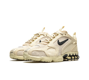 Tênis Nike Air Zoom Spiridon Cage 2 x Stussy 'Fossil' Bege – vista 3/4 frontal