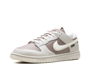 Tênis Nike Dunk Low Gore-Tex 'Light Bone' Bege / Cinza – vista 3/4 frontal