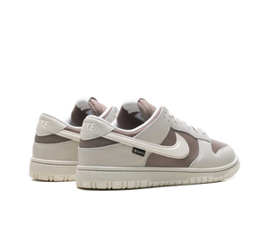 Tênis Nike Dunk Low Gore-Tex 'Light Bone' Bege / Cinza – par, vista traseira