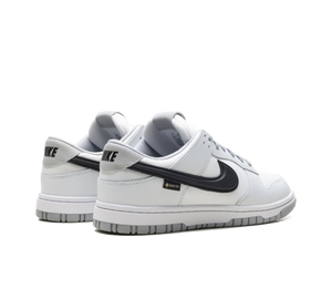 Tênis Nike Dunk Low Gore-Tex 'Summit White/Light Smoke Grey' Branco / Cinza – par, costas