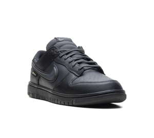 Tênis Nike Dunk Low Gore-Tex 'Triple Black' Preto – vista 3/4 frontal