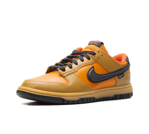 Tênis Nike Dunk Low Gore-Tex 'Wheat/Ceramic' Dourado / Laranja – vista 3/4 frontal