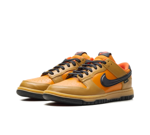 Tênis Nike Dunk Low Gore-Tex 'Wheat/Ceramic' Dourado / Laranja – vista frontal do par