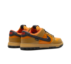 Tênis Nike Dunk Low Gore-Tex 'Wheat/Ceramic' Dourado / Laranja – vista traseira do par
