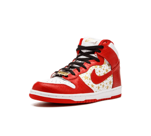 Tênis Nike SB Dunk High x Supreme 'Red Stars' Vermelho – vista 3/4 frontal
