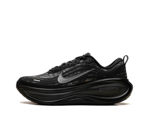 Tênis Nike Vomero Plus 'Black Dark Smoke Grey' Preto / Cinza – vista lateral