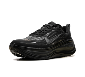 Tênis Nike Vomero Plus 'Black Dark Smoke Grey' Preto / Cinza – vista de três quartos