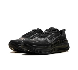 Tênis Nike Vomero Plus 'Black Dark Smoke Grey' Preto / Cinza – vista frontal do par