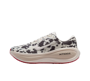 Tênis Nike Vomero Plus 'Cow Print' Branco / Preto – vista lateral