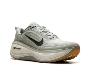 Tênis Nike Vomero Plus 'Jade Horizon Sail Black Spruce' Verde / Branco – vista 3/4 frontal