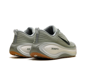Tênis Nike Vomero Plus 'Jade Horizon Sail Black Spruce' Verde / Branco – par, vista traseira
