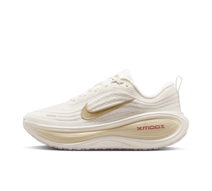 Tênis Nike Vomero Plus 'Sail Metallic Gold Grain' Bege / Dourado – vista lateral