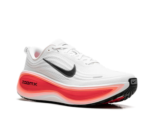 Tênis Nike Vomero Plus 'White/Bright Crimson' Branco / Vermelho – vista 3/4 de frente
