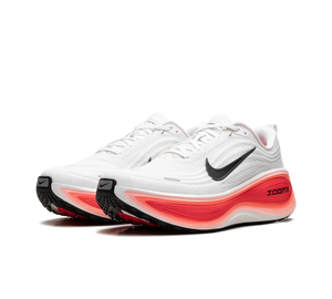 Tênis Nike Vomero Plus 'White/Bright Crimson' Branco / Vermelho – vista frontal do par