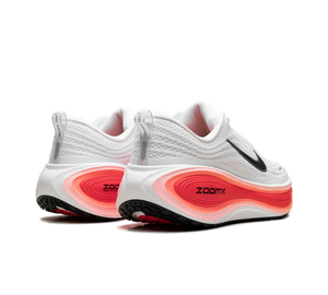 Tênis Nike Vomero Plus 'White/Bright Crimson' Branco / Vermelho – vista traseira do par
