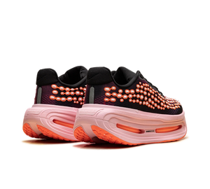 Tênis Nike Vomero Premium QS 'Black Arctic Pink' – par, vista traseira