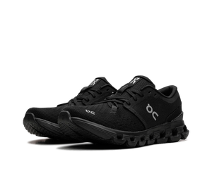 Tênis On Cloud X 4 'Black Eclipse' Preto – par visto de frente