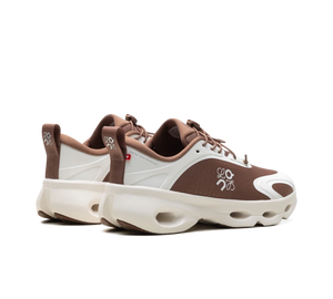 Tênis On Cloudsolo x Loewe 'Taupe Eggshell' Marrom / Branco – par, vista traseira
