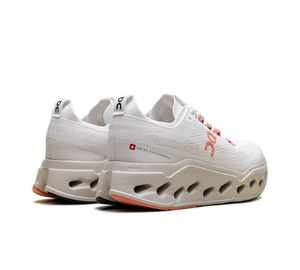 Tênis On Cloudsurfer Max 'Ivory Salmon' – par de costas